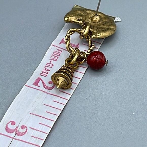 Vintage gold colored dangle pieced earrings. - Picture 5 of 7